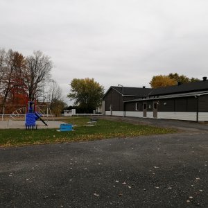 Vue d'ensemble de l'arrière du centre communautaire